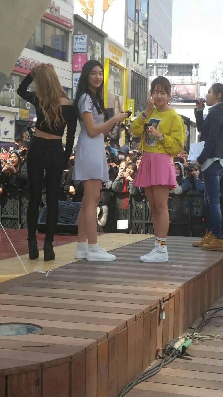 [프로듀스101] 유정이는 안보여서 올리는 유정이 동성로 사진 | 인스티즈