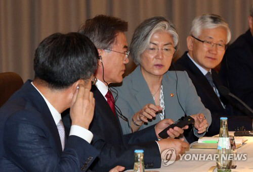 문 대통령 통역기 고장난거 알자마자 바로 교체하는 강경화 장관 | 인스티즈