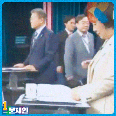 선거 기간 내내 문재인 후보님 옆을 묵묵히 지키고 계신 김경수 의원.jpg | 인스티즈
