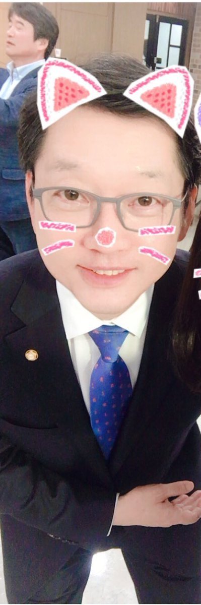 선거 기간 내내 문재인 후보님 옆을 묵묵히 지키고 계신 김경수 의원.jpg | 인스티즈