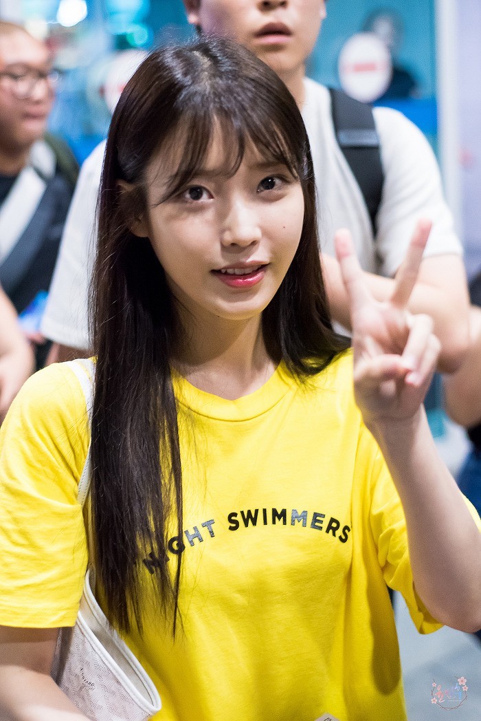 노랑 노랑한 아이유 인천공항 입국사진. png | 인스티즈