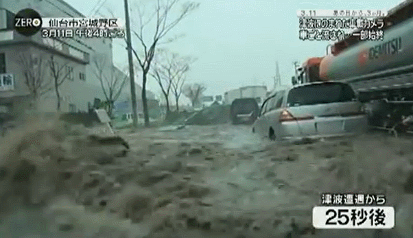 일본지진 당시 쓰나미에 속수무책으로 당하는 차안 상황.gif | 인스티즈
