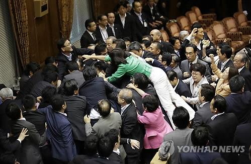 의원들 몸싸움 끝에 日안보법안 소위 통과 (헬게이트 시작) | 인스티즈