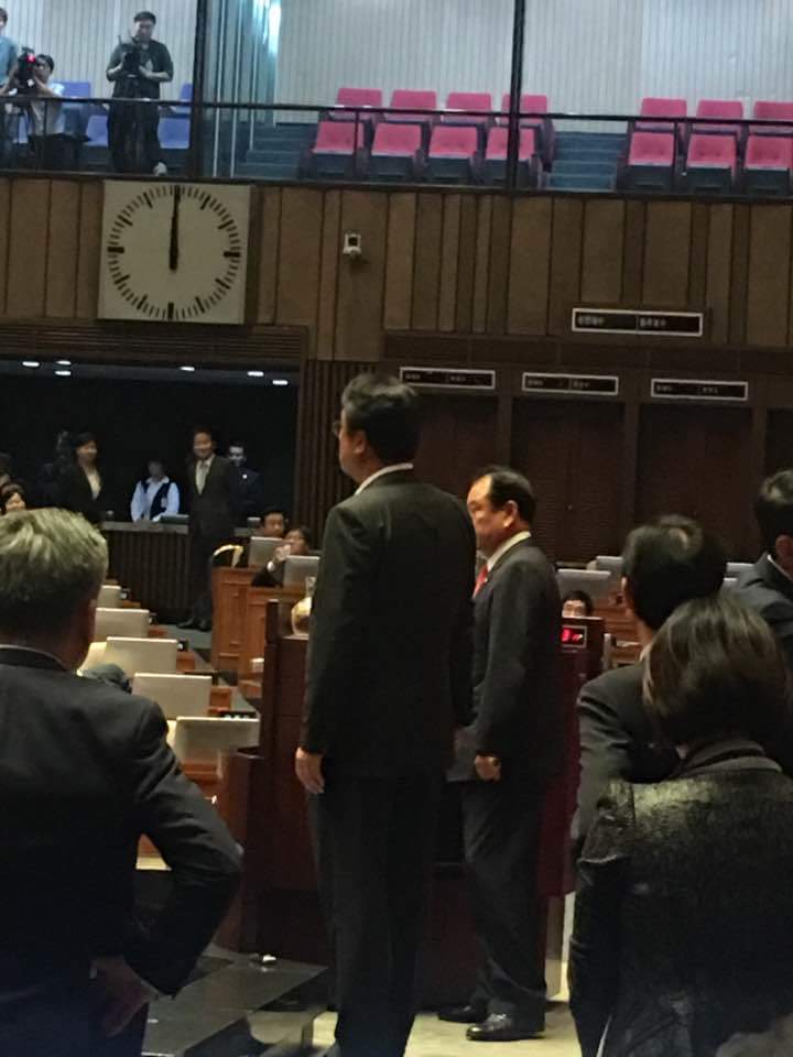 국회에서 벌어지고 있는 친박의 깽판 | 인스티즈