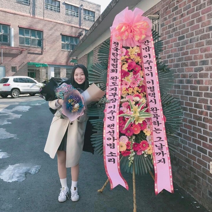 졸업해서 신난 수민이.JPG | 인스티즈