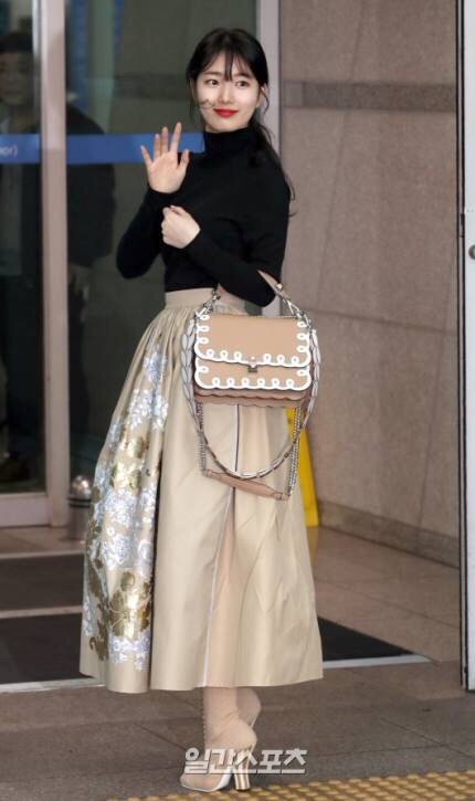 오늘자 출국하는 수지 | 인스티즈