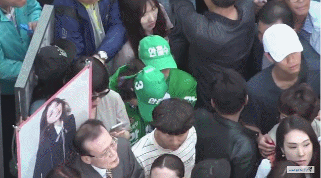 오늘자 문재인.GIF | 인스티즈