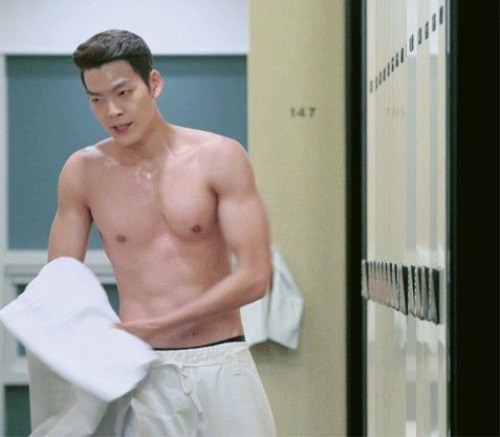 김우빈 덩치 수준.JPG | 인스티즈