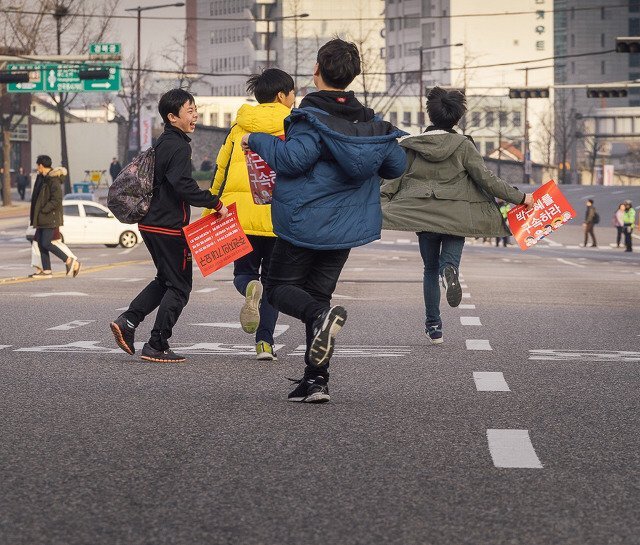 탄핵에 기뻐하는 아이들 | 인스티즈