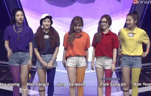 웬디의 엉덩이를 노리는 아이린.jpgif | 인스티즈