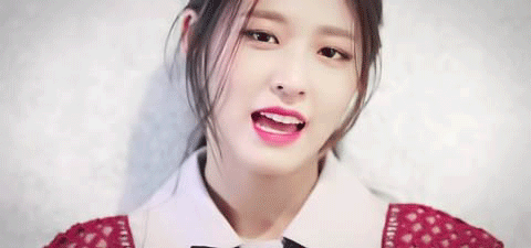 뽀뽀 날리는 설현 | 인스티즈