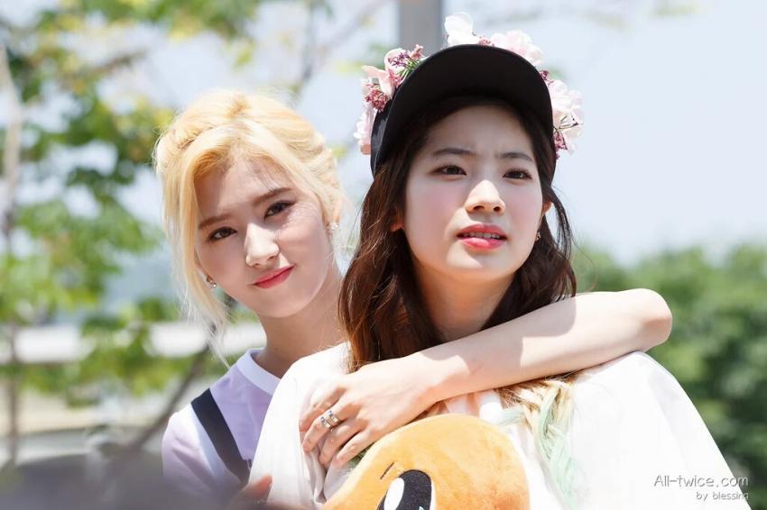 [트와이스] 피부가 두부처럼 하얀 둡둡 다현 짤들.jpg | 인스티즈