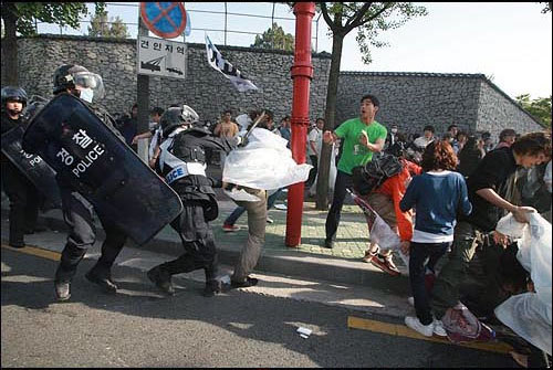 오랜만에 보는 베이징올림픽 성화봉송 중국인들 서울 난동사건 (한국 경찰의 태도) | 인스티즈