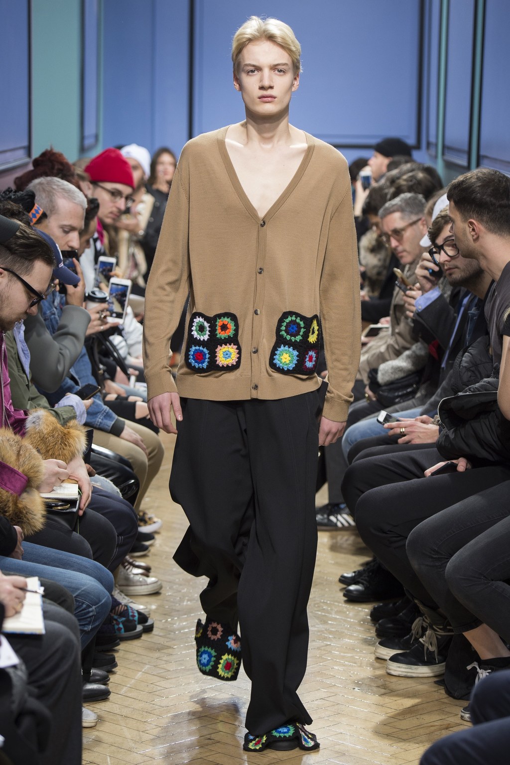 로에베 수석 디자이너 J.W Anderson 2017.18 F/W 남성복 컬렉션 | 인스티즈