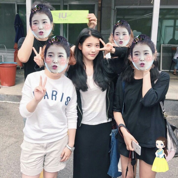 촬영 응원 온 중국팬들과 사진찍는 아이유 | 인스티즈