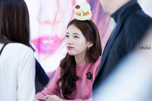 머리에 뭘 자꾸 얹어놓은 수지.jpg | 인스티즈