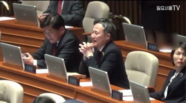 새누리당 의원들한테 항의받는 표창원 의원 | 인스티즈
