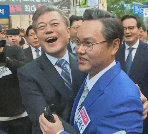 오늘 문재인과 문재수 만남.GIF | 인스티즈