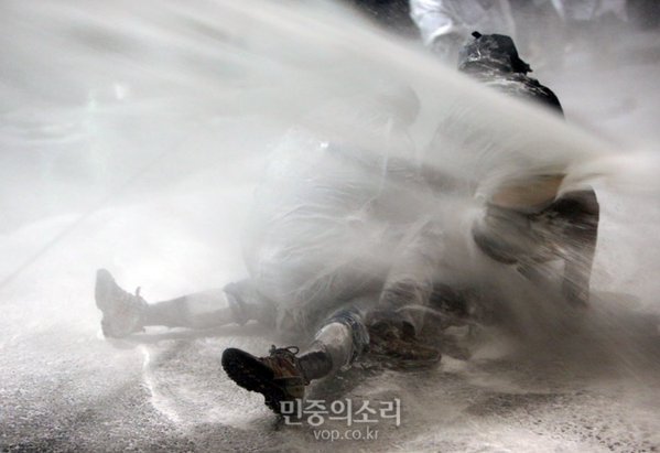 현재 민중총궐기 경찰이 시민한테 물대포 쏘는 수준 | 인스티즈