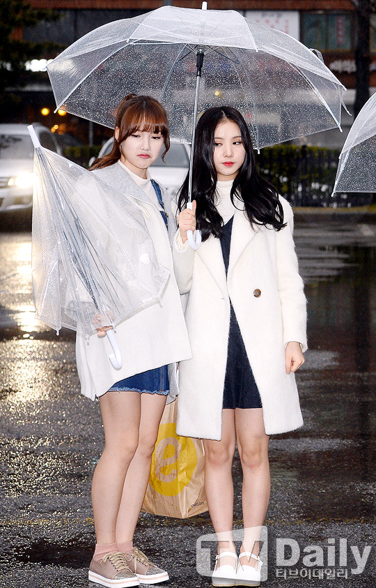 [여자친구] 우산이 망가져서 속상한 예린.jpg | 인스티즈