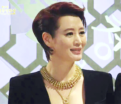 오늘자 청룡 축하무대 중 자기 이름 부르는 마마무한테 목례해주는 김혜수.jpg | 인스티즈