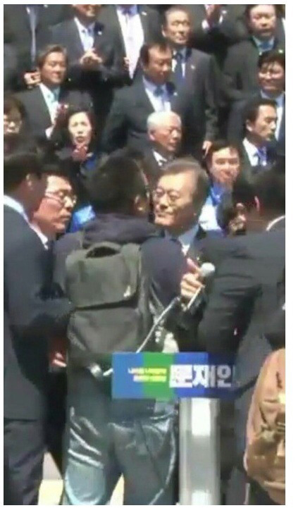 문재인, 안보 행보 발표중 재를 뿌린 성소수자 난입 사진 | 인스티즈