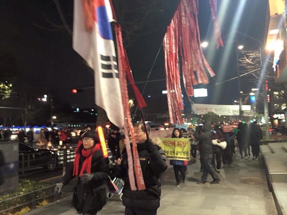 박근혜는 퇴진하라!!! 2015년 11월 28일 횃불시민연대 99차 부정선거 규탄집회 | 인스티즈