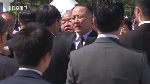 작년 5.18 기념식 황교안과 박승춘 | 인스티즈