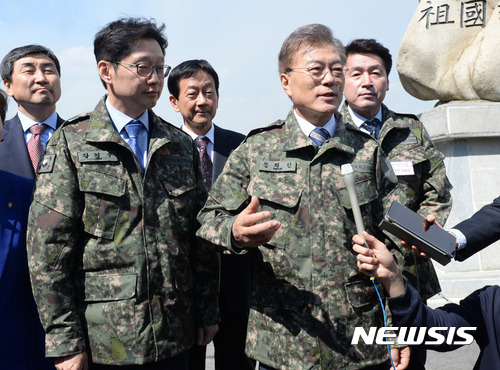 화력격멸훈련 참관하는 문재인 | 인스티즈