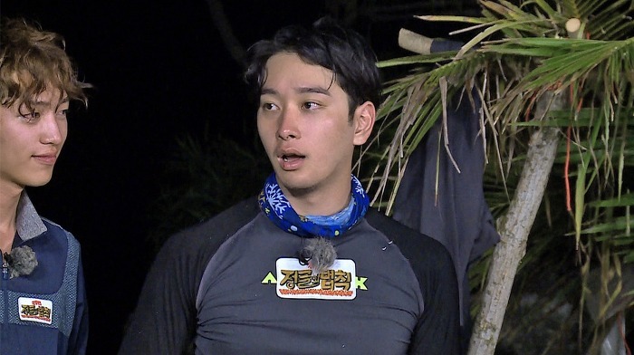 정글에서 생일을 맞은 찬성을 위해 설현이 만든 파인애플 3단케이크.jpg | 인스티즈