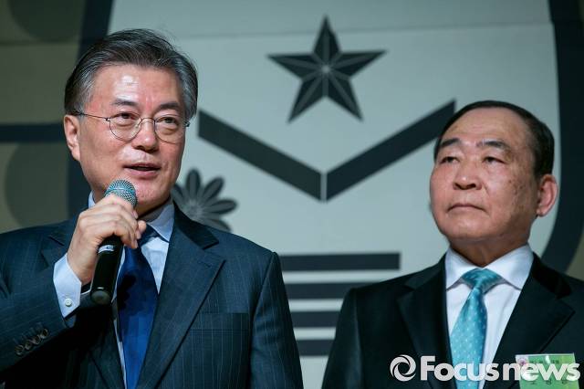 특전사 전우들과 한자리에 모인 문재인 | 인스티즈