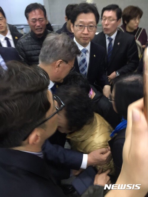 ????:에휴 대한민국 대통령이라는 사람이 맨날 툭하면 질질 짜고 말이야 | 인스티즈