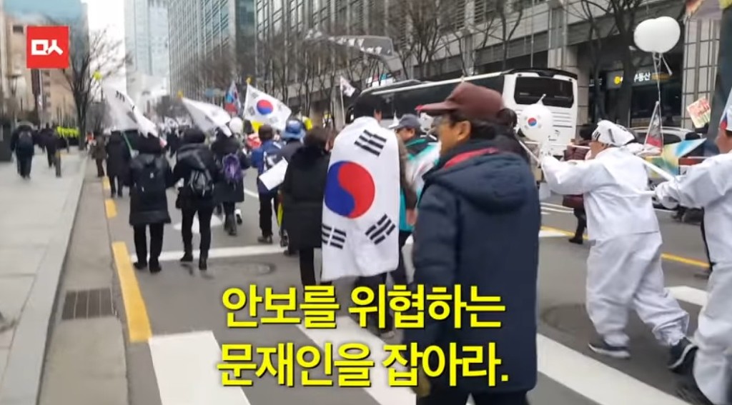 "문재인이 대통령 되면 큰일 나, 완전 빨갱이야!" | 인스티즈