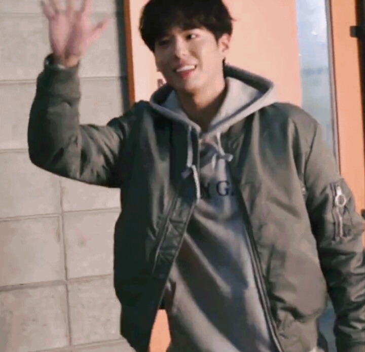 자기가 찍은 광고 사진 가져가는 박보검.gif | 인스티즈