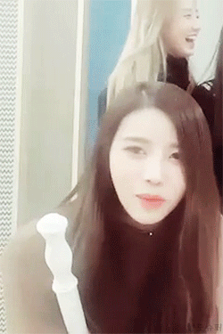 러블리즈의 뽀뽀 릴레이.gif | 인스티즈
