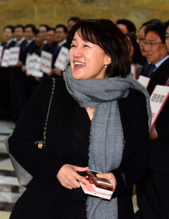 SNS에서 난리난 표창원의 미소와 이재정의 돌직구 | 인스티즈