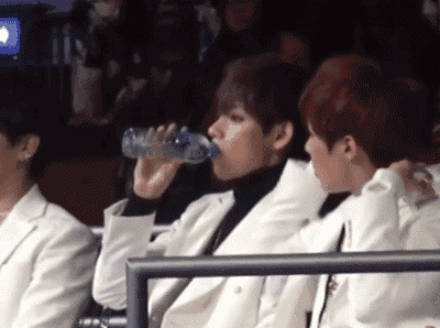 손에서 생수를 떼면 안되는 남자.gif | 인스티즈
