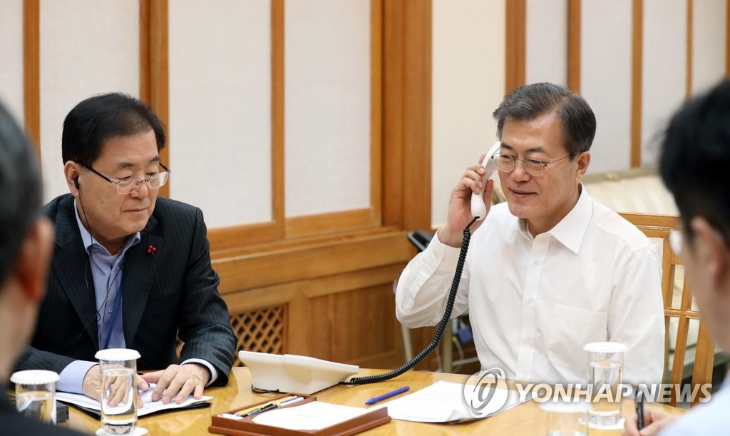 트럼프 대통령과 통화하는 문재인 대통령 사진 | 인스티즈