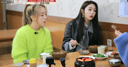 선지 좀 먹을줄 아는 수정이와 신기하게 처다보는 러블리즈 지수와 케이.gif | 인스티즈