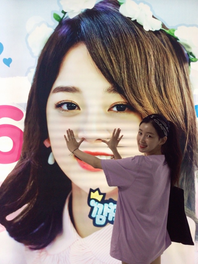 김세정 생일 광고판과 사진 찍은 구구단 리더 하나 | 인스티즈