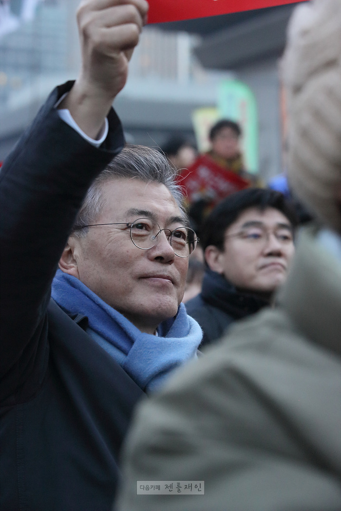 나이 들면서 얼굴의 느낌이 바뀐듯한 문재인 대통령.jpg (데이터주의) | 인스티즈