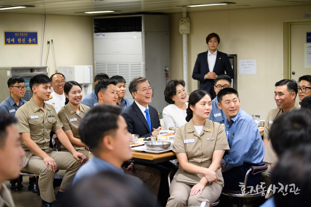 문재인 대통령님 머리 빗겨드린 군인 | 인스티즈
