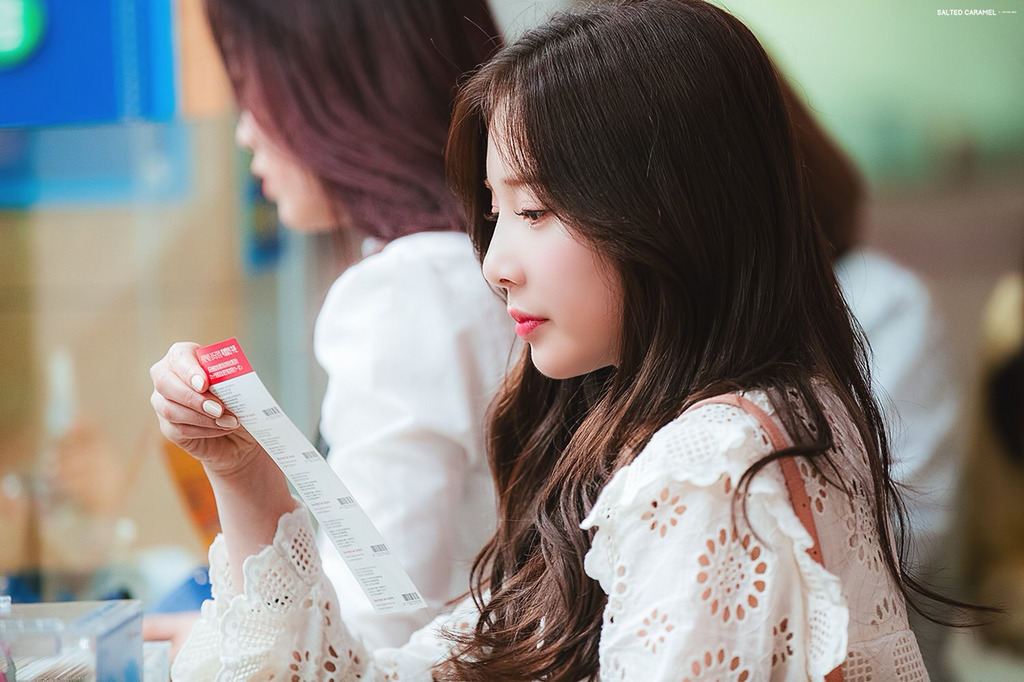 [에이프릴] 일 하다가 잠깐 쉬는 시간이 되서 채경이 | 인스티즈