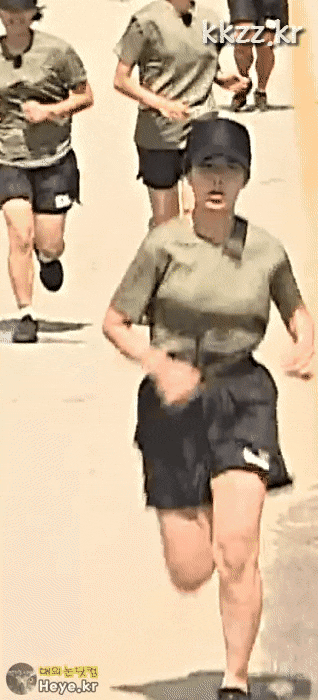 뜀걸음 하는 조현.gif | 인스티즈