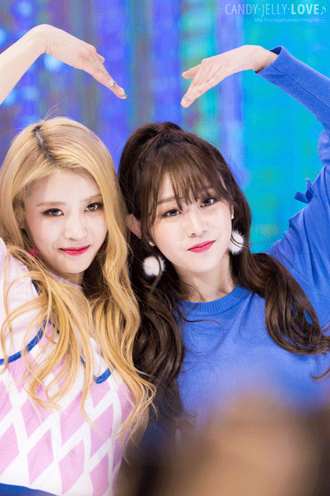 서로의 애교를 보는 러블리즈 지수와 미주의 표정.gif | 인스티즈