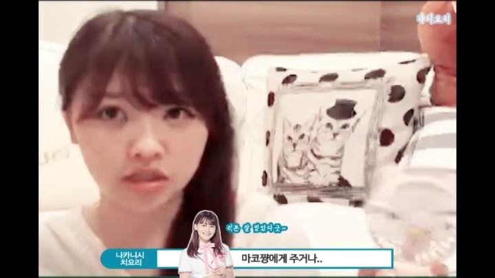 [프듀48] 쇼룸에서 최예나한테 선물받은 썰푸는 치요리.jpg (발캡쳐주의) | 인스티즈