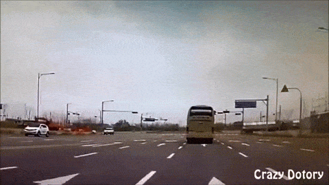 블박] 버스 측면 추돌 전복 사고.gif | 인스티즈