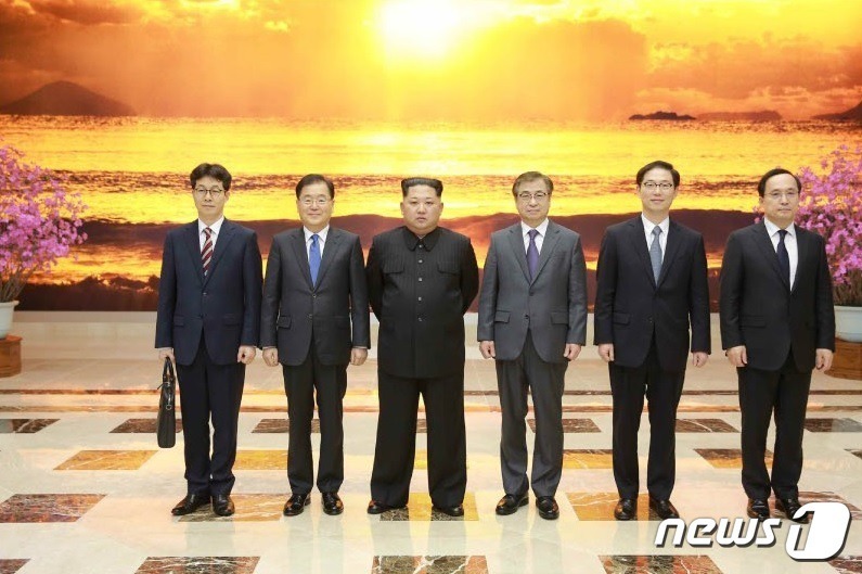 뒷짐지고 있는 김정은 | 인스티즈