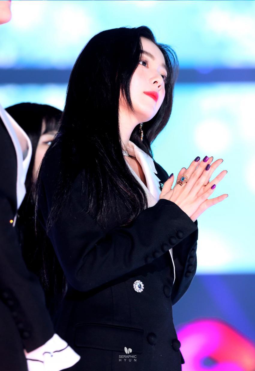 시상식에서 미모 폭격하고 다니는 아이린.jpg | 인스티즈