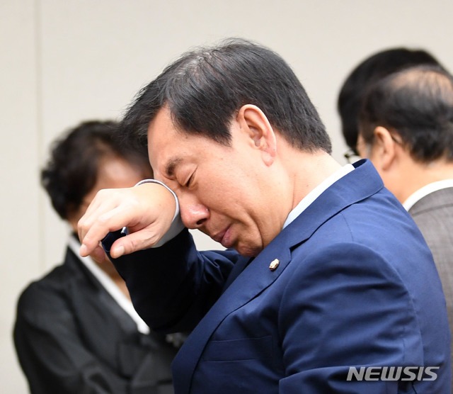 노회찬 의원 빈소에서 오열하는 김성태 홍영표 원내대표 | 인스티즈